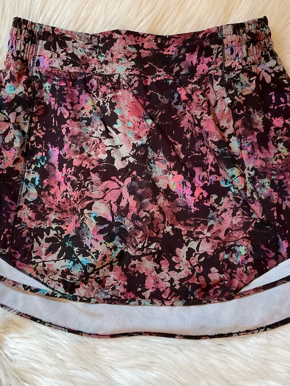 Lululemon Hotty Hot Skirt - Stencil Blossom Red Multi / Sheer Blue - Size 8 - Picture 2 of 10